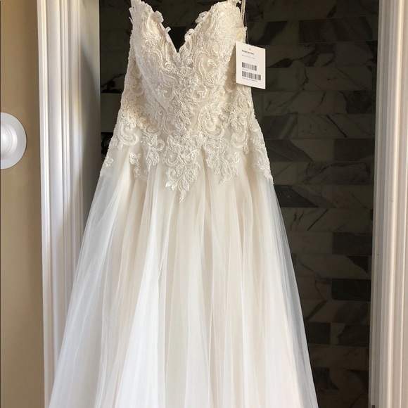 Maggie Soterro Marjorie Wedding Dress and veil. Brand new never worn! Size 6 - 8 - Picture 7 of 16